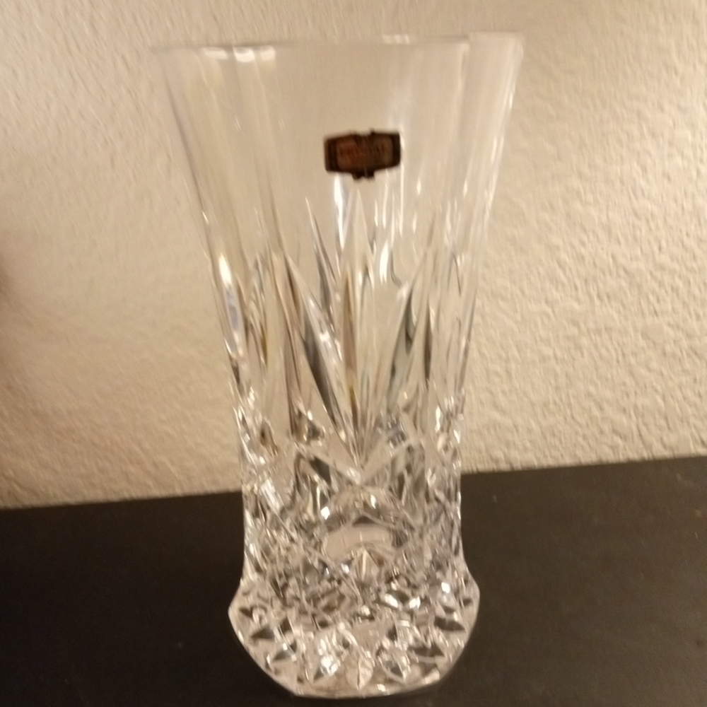 EXQUISITE NEW Zajecar Made In Yugoslavia 8" Crystal Vase.